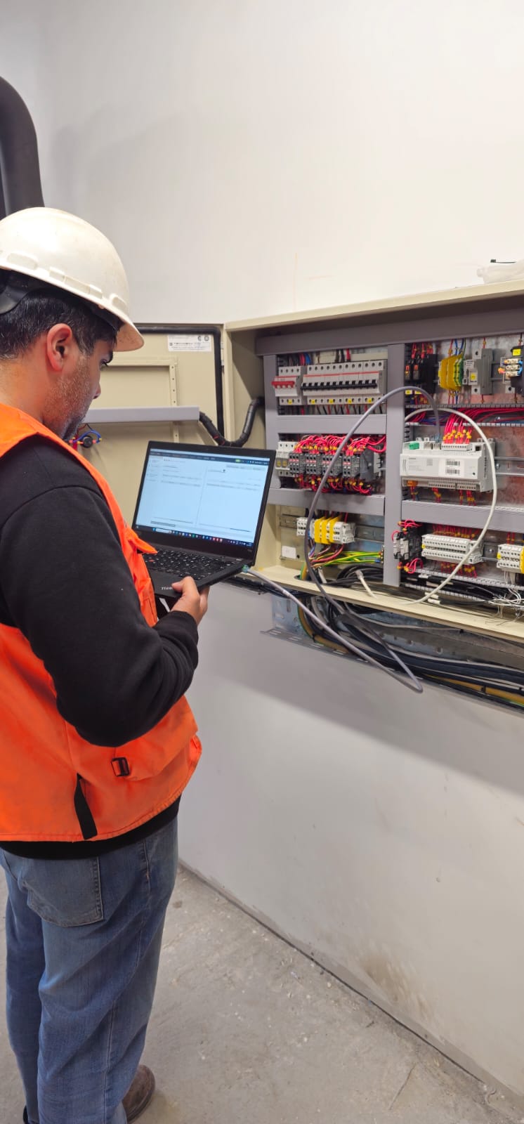 Técnico realizando puesta en marcha